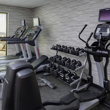コートヤード インディアナポリス エアポート エクステリア 写真